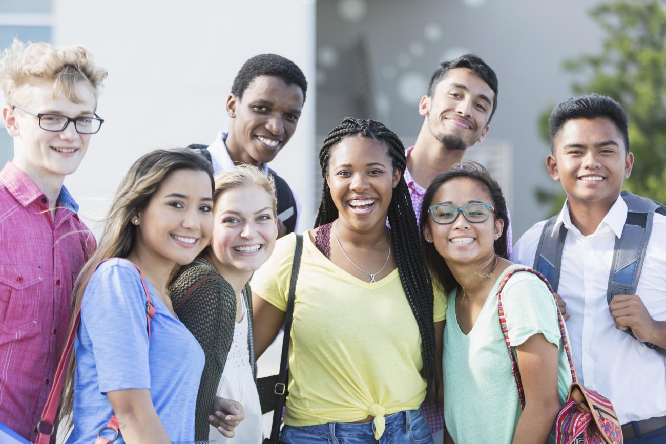 Groupe de jeunes adultes souriants, programme ONG Développement